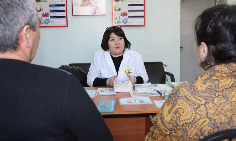 Участники школы «Сахарного диабета» при поликлинике ГКБ №8 заполняют свой «дневник самоконтроля». Это важный инструмент для управления заболеванием и поддержания здоровья.